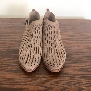 Vince Camuto booties size 7